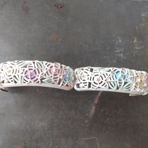 Vintage Bangle Bracelet Hinged Floral Openwork Painted White Pastel Gold Tone - Picture 10 of 13